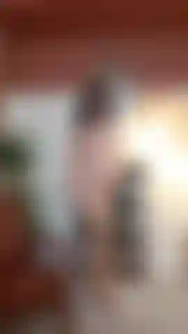 Uma milf safada que usa apenas meias bege.