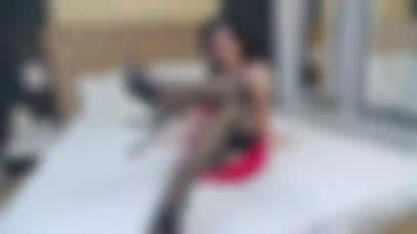 Sexy pés e sapatos pendurados.