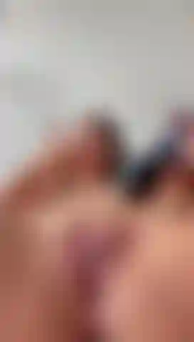 Me masturbo com o dedo.