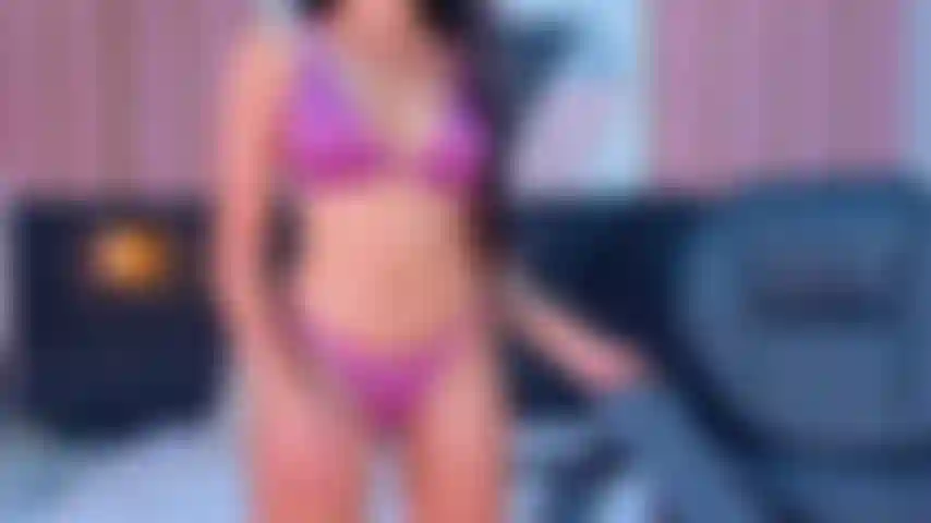 Totalmente nua, mostre-me o corpo.