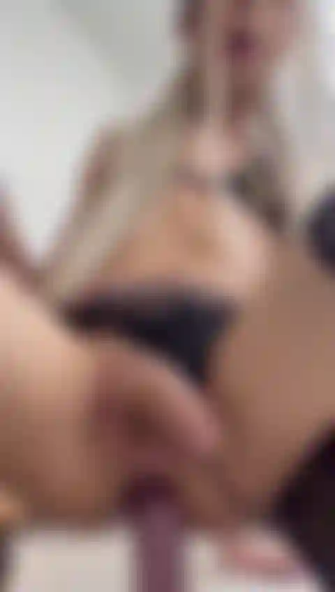 Me dou uma foda deliciosa com meu vibrador.