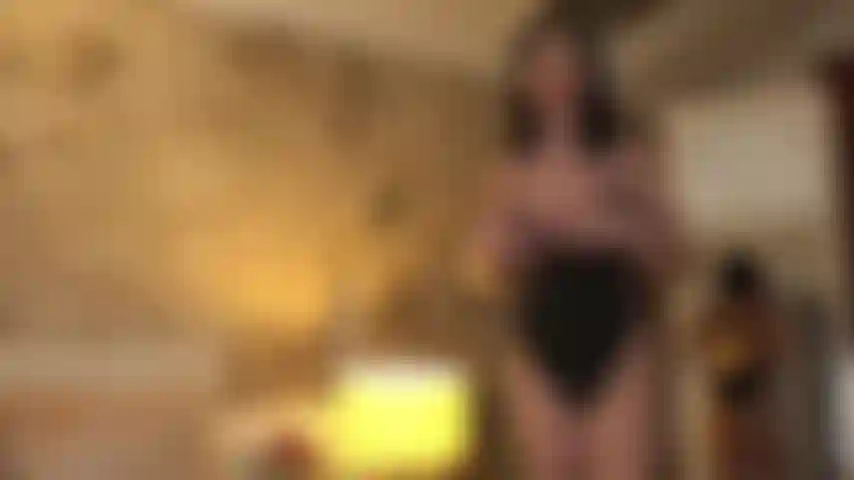 Esposa sedenta adora sacanear com o eletricista! No meio de um blecaute as coisas vão ficar muito molhadas e desleixadas!