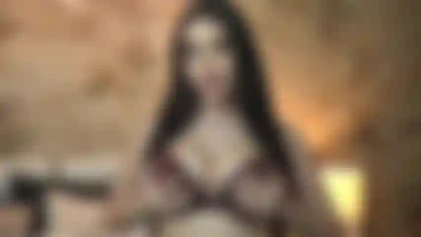 Sob o feitiço de meus seios naturais perfeitos.