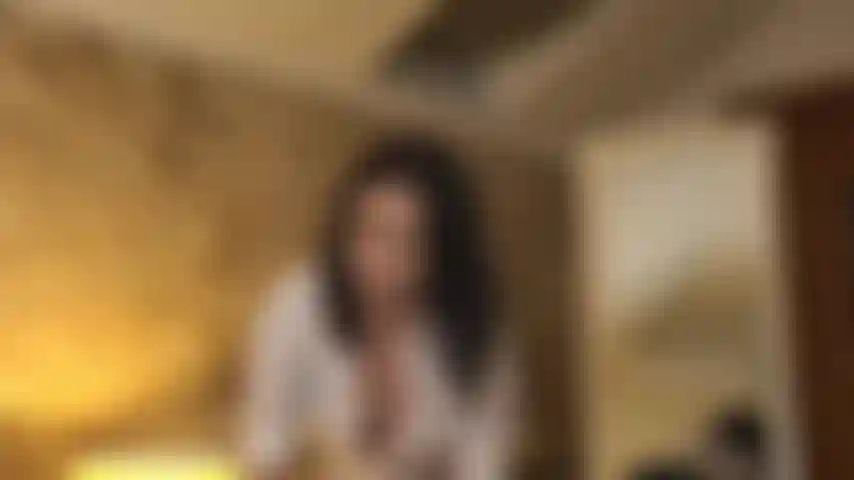 Secretária sexy tomando conta do pau do chefe com seus seios grandes e lábios gostosos! Adivinha quem vai ser a funcionária do mês?