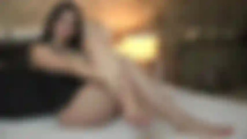 Meus dedos vermelhos com pedicure e solas arqueadas sendo adorados por um viciado em pés!