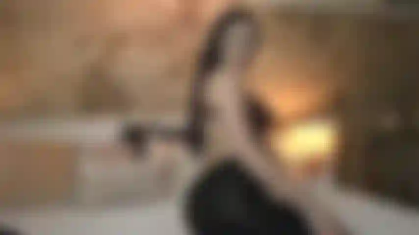 Te provocando com minha bunda curvilínea até o clímax.