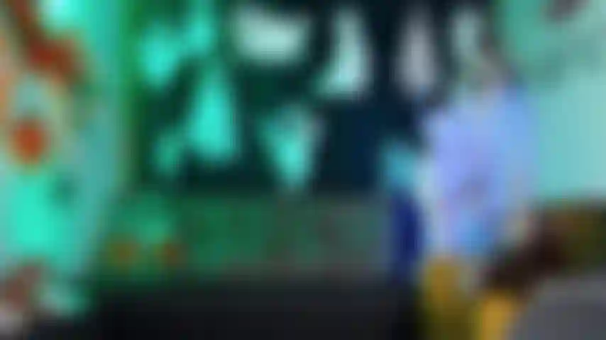 Uma bruxa elfa mágica dançando.