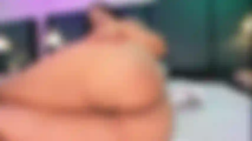 Óleo nos meus seios, plug na minha bunda, estou esperando sua atenção.