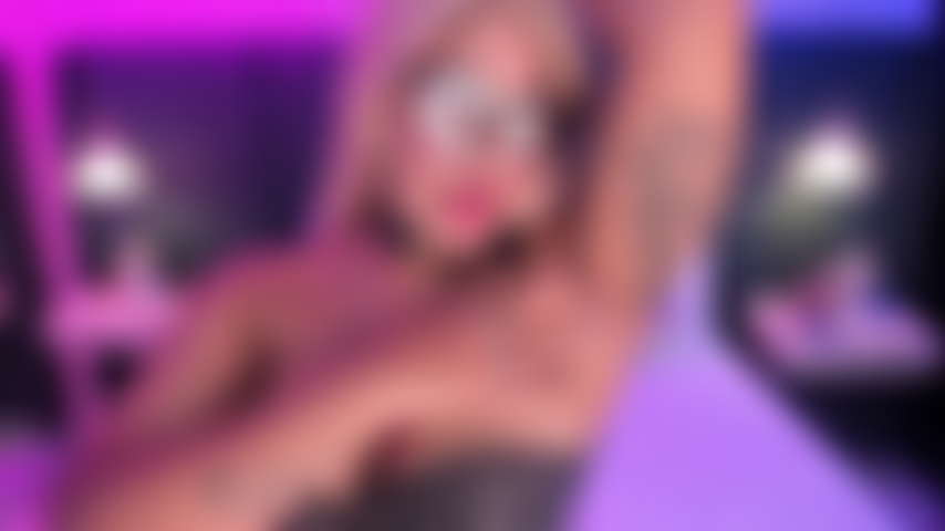 Lamba com sua língua safada minhas axilas macias e com seu nariz sinta a essência do meu corpo sedutor pronta para foder.!