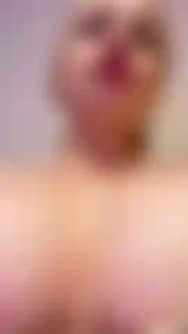 Você gosta de ver saliva pingando nos meus mamilos duros.