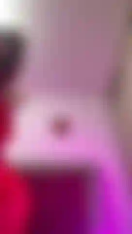 Bunda vermelha naugthy tremendo e dedilhando.