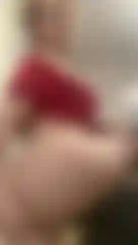 Palmada na bunda redonda e buceta molhada pingando.