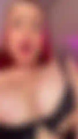 Com peitos cheios de óleo e um pau no meio.