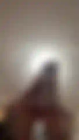 Sento em você usando minha cadeira transparente.