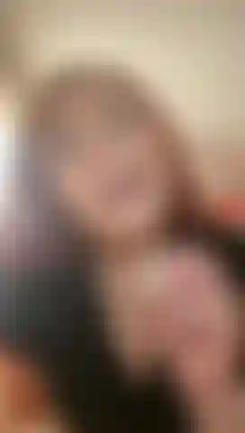 Bunda redonda e uma tanga pequena, balançando.