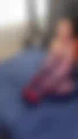 Como fico de salto e meia-calça.