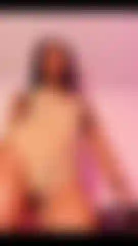 Uma pequena mulher negra.