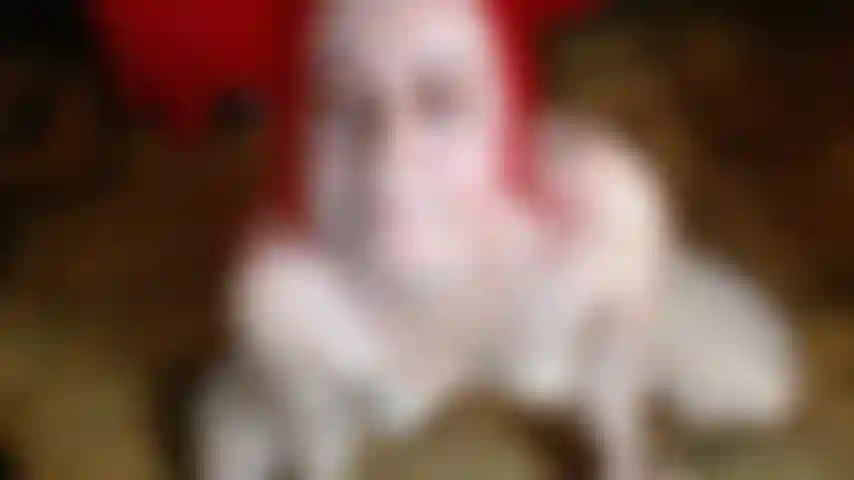 No chão, totalmente exposta, minhas mãos e meu vibrador trabalhando juntos para me levar ao limite.