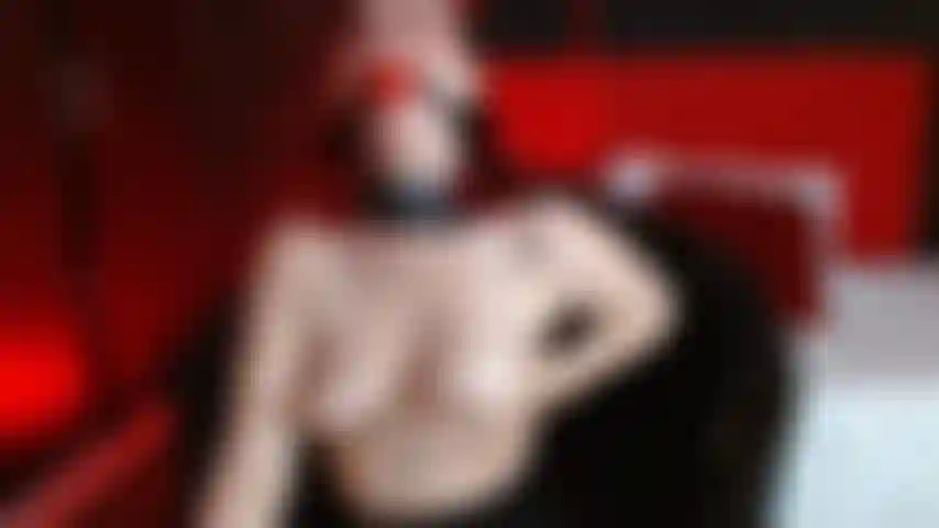 A vela leva meus mamilos ao limite entre o prazer e a dor.