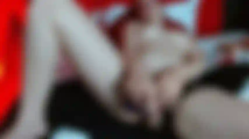 Foda minha buceta com uma flor de grampos.