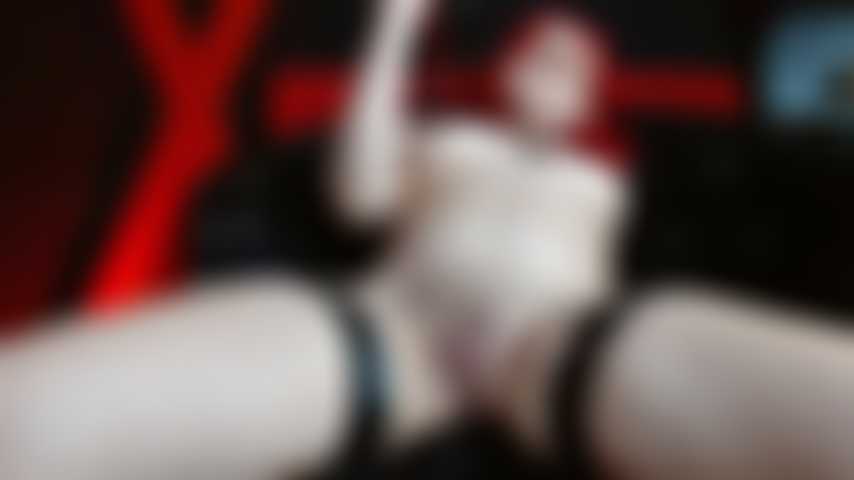 Exposta nua, meu ponto mais sensível punido pelo chicote, cada golpe me deixa tremendo.