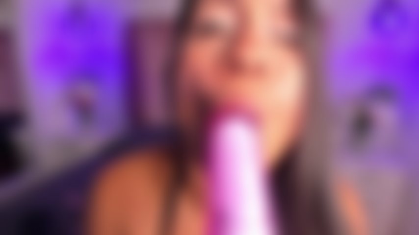 Chupando meu vibrador.