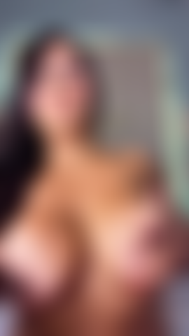 Massageando meus peitos grandes.