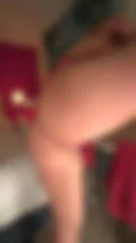 A garota loira está exibindo seus atributos para ajudá-lo a colocar seu pau em pé!