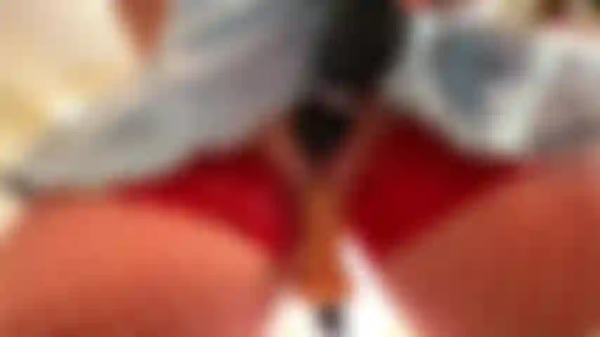 Vista frontal, hitachi no clitóris, saia erguida, meias vermelhas, orgasmo, montando máquina de foder dildo, buceta suja e cremosa.