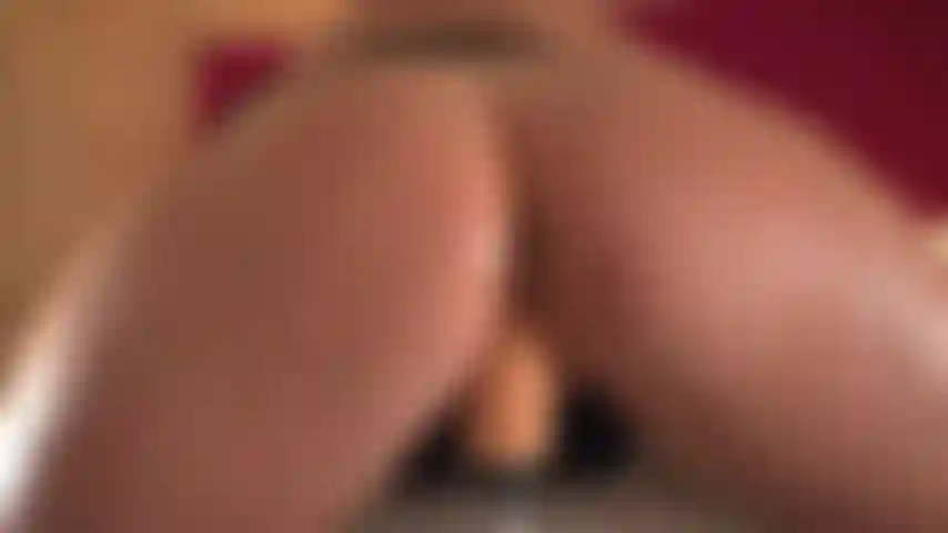 Fodendo um vibrador robótico de 20 centímetros e uma bucetinha pingando suco terminando com uma bucetinha no rosto com os lábios pendurados para você admirar a bagunça que fez.