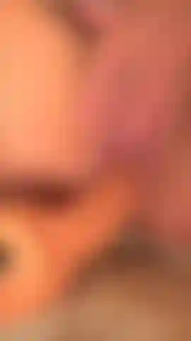 Vídeo vertical close-up esguichando cargas em uma enorme máquina de foder vibrador.