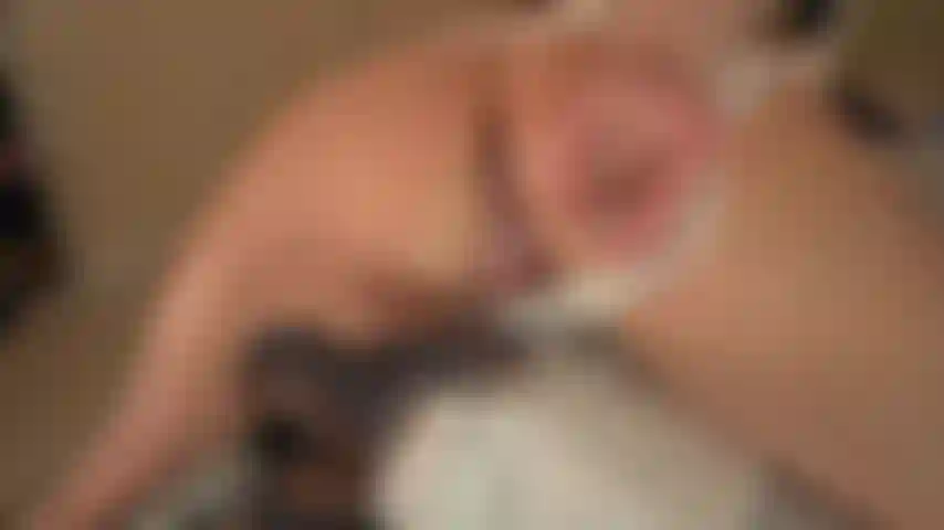 4 K - tomando um pau grande na buceta como uma boa menina e gozando tudo curvada, calcinha branca de lado.