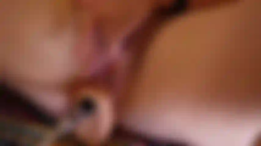 Super imersão na máquina de foder de perto, grandes lábios de buceta abraçando o pau.