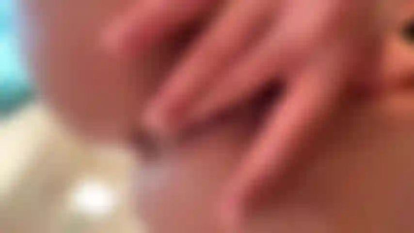 Lábios de buceta grandes se fecham dedilhando rápido e toda umidade saindo.