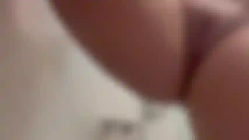 Chuveiro pouco provocador, buceta gorda barbeada buceta grande lábios esfregando.