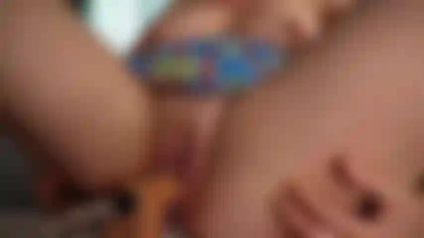 Máquina de foder batendo nos lábios grandes da buceta missionária e na buceta cremosa.