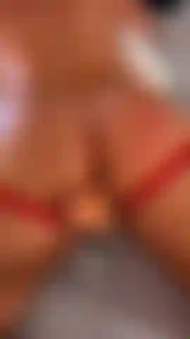 Orientação retrato, nua sendo fodida por máquina de sexo e gozando cachorrinho.