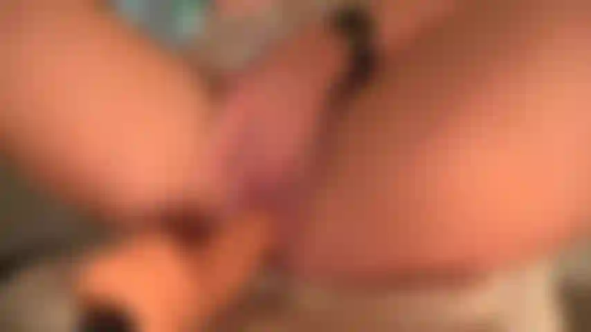 Tendo orgasmo e gemendo forte, esguichando cargas na boceta bem molhada perto da máquina de foder.