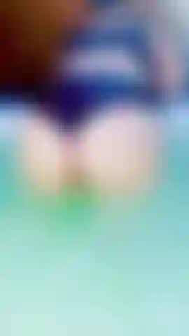 Fazendo twerk na banheira de hidromassagem.