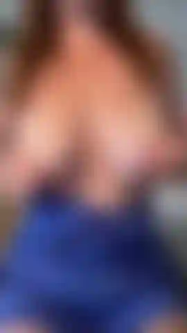 Brincadeiras com os seios e quicando no dildo até gozar.
