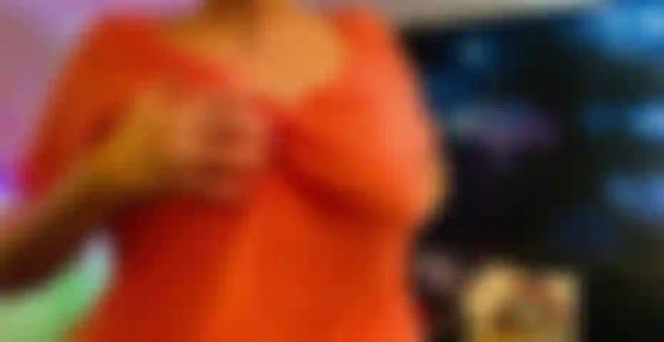 Lubrificando meus seios macios!