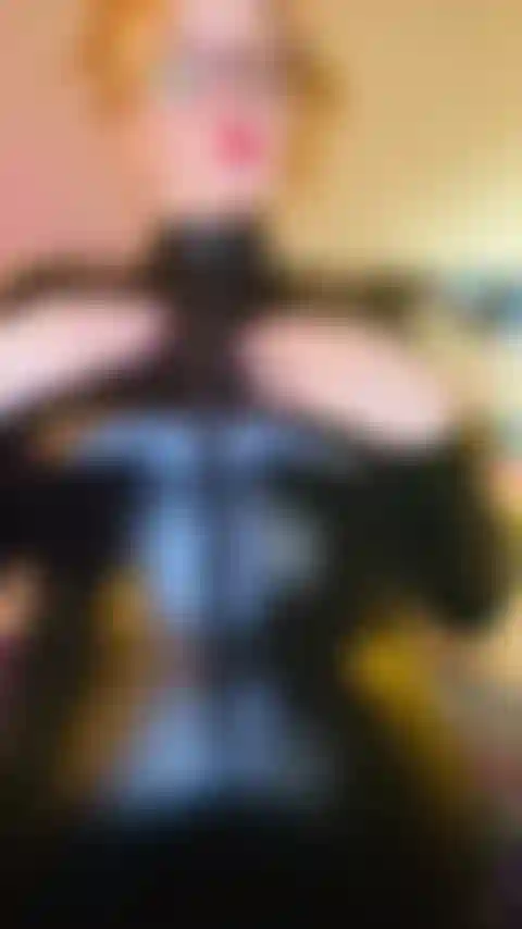 Provocação macacão de couro brilhante.