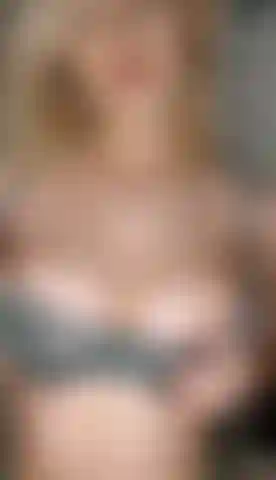 Estimulação de mamilo de garota bagunçada e masturbação de tetas.
