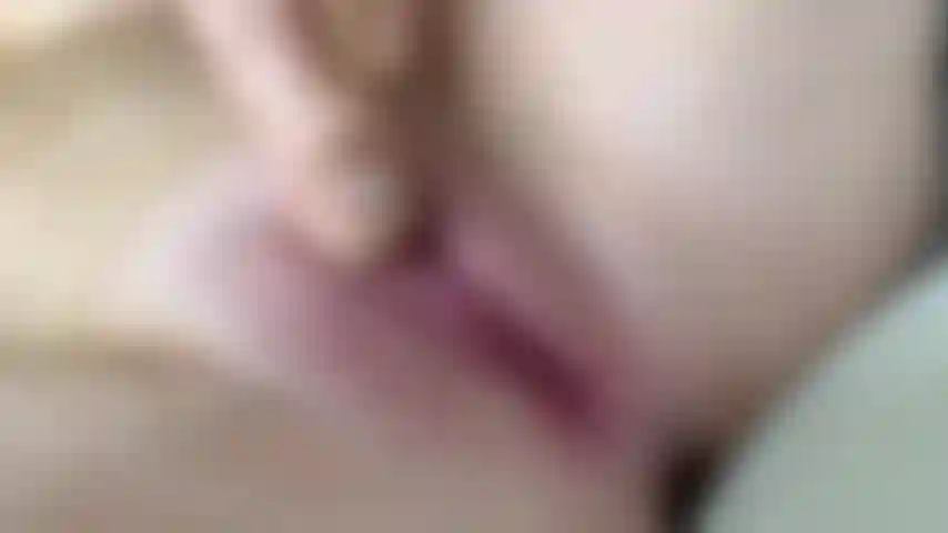 Buceta de perto com vibrador realista.