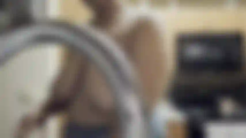 Você diz que eu sou o tipo esposa. É isso que a esposa faz? Tarefas domésticas com esses sacos de diversão balançando por aí. #Bbw #housewife #voyeur #bigtits.