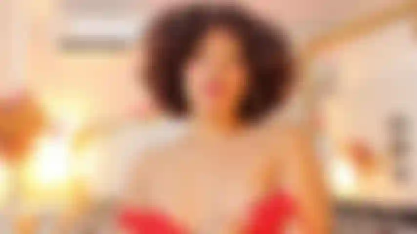 Montando seu pau rosa.