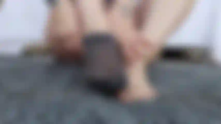 Amante de pés, junte-se a mim enquanto experimento diferentes meias e mostro minha bunda.
