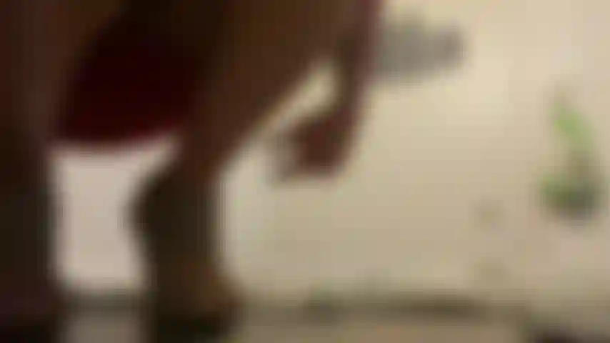 Vestido vermelho e salto alto.