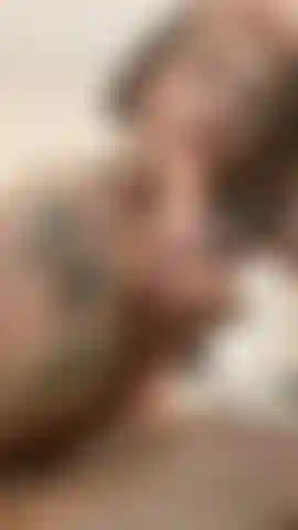 Boquete com dildo branco.