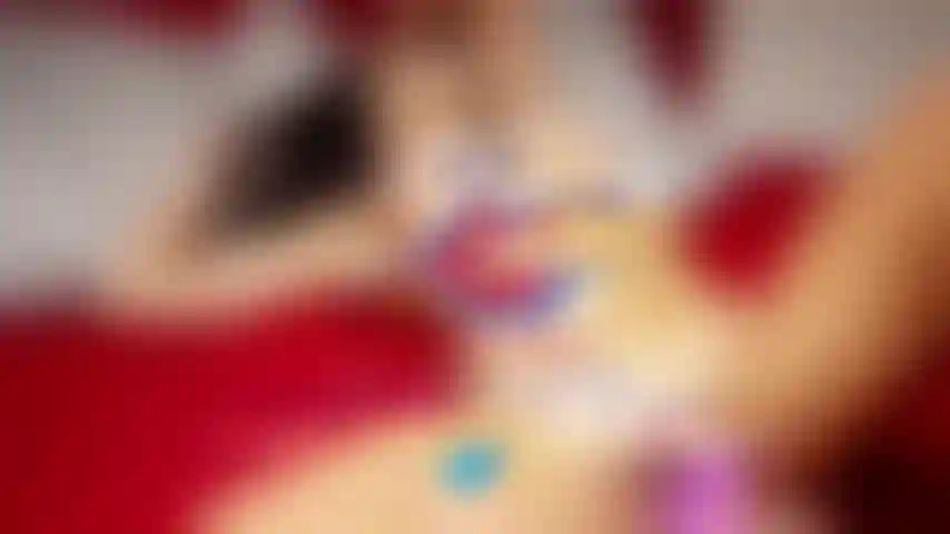 Fodendo minha boceta apertada e molhada com um grande vibrador.